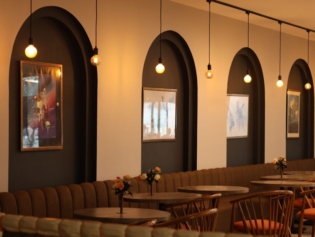 Kafe / Restoran İç Tasarım Projesi: 80 m²'lik Mekânı Marka Deneyimine Dönüştürmek Kafe / Restoran İç Tasarım Projesi: 80 m²'lik Mekânı Marka Deneyimine Dönüştürmek