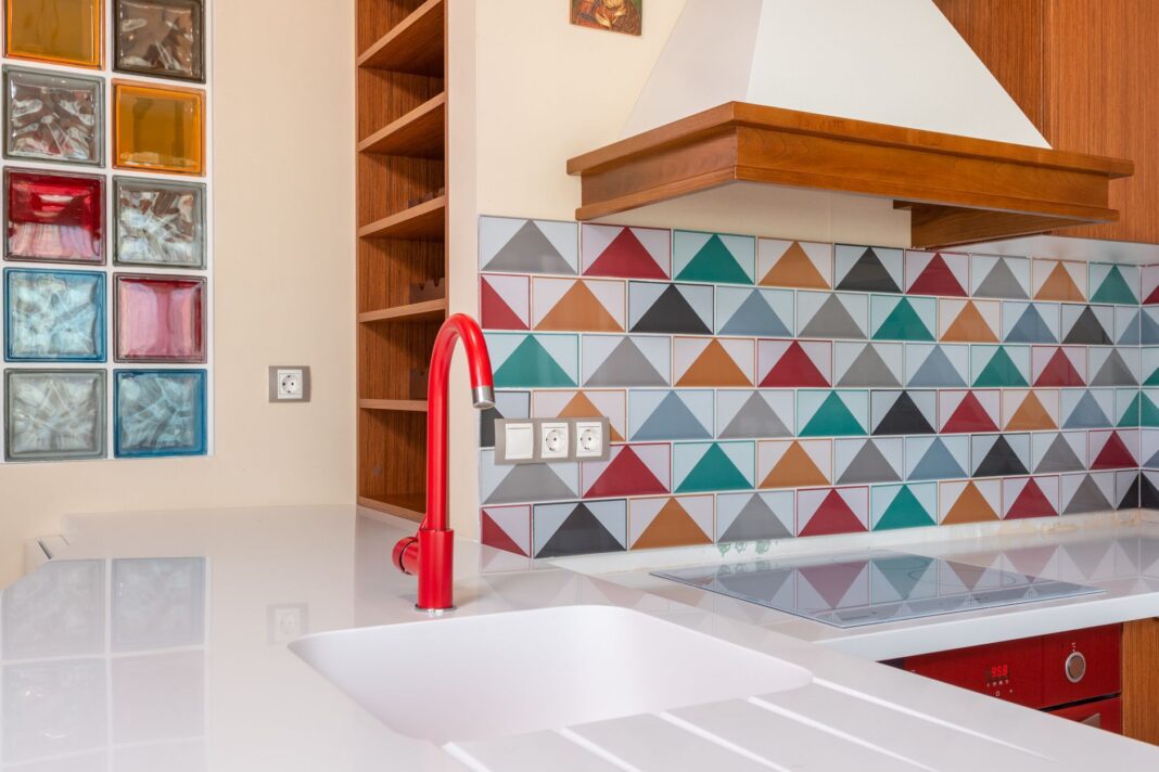 Mutfak Tezgah Arası (Backsplash) Fikirleri: Malzeme ve Tasarım Rehberi Mutfak Tezgah Arası (Backsplash) Fikirleri: Malzeme ve Tasarım Rehberi
