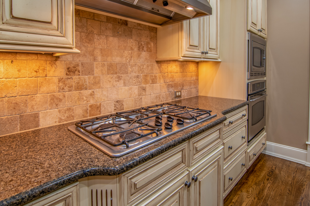 Mutfak Tezgah Arası (Backsplash) Fikirleri: Malzeme ve Tasarım Rehberi