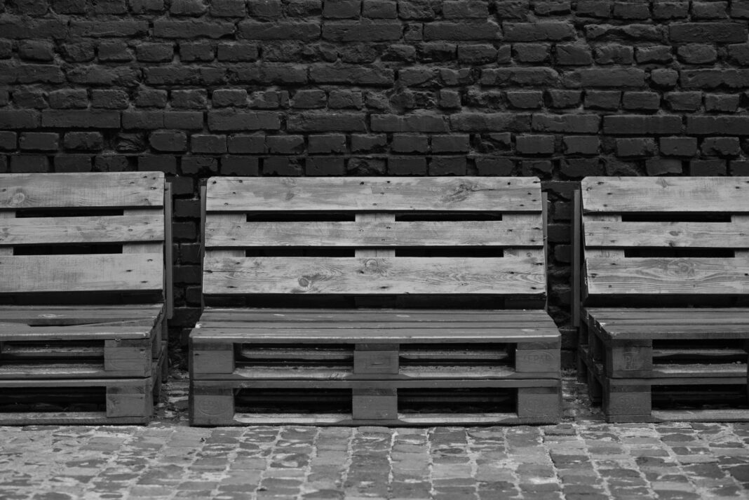 Palet Mobilya Yapımı: Ahşap Paletle Kendin Yap Rehberi Palet Mobilya Yapımı: Ahşap Paletle Kendin Yap Rehberi