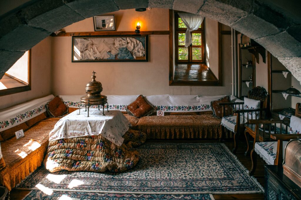 Tekstil ile Ekonomik Yenileme: Yastık, Perde ve Kilim Rehberi